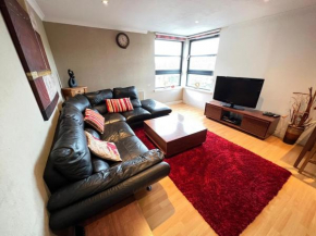Luxury Riverside 2 Bedroom Apartment (inc. Ensuite) Free Wi-fi & Car Park